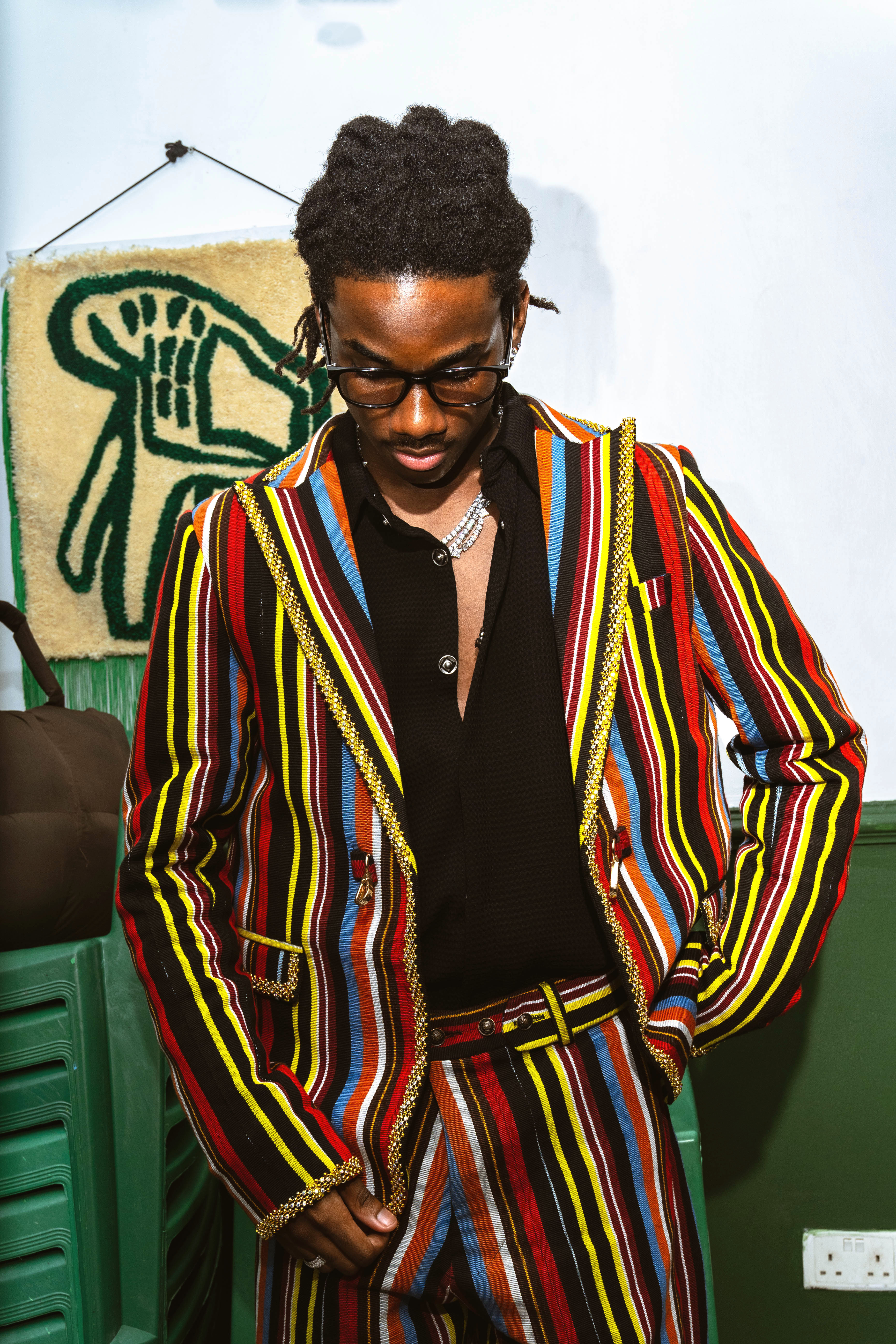 Afrobeats artist Taves wearing Móye Africa via @24thregen via Instagram